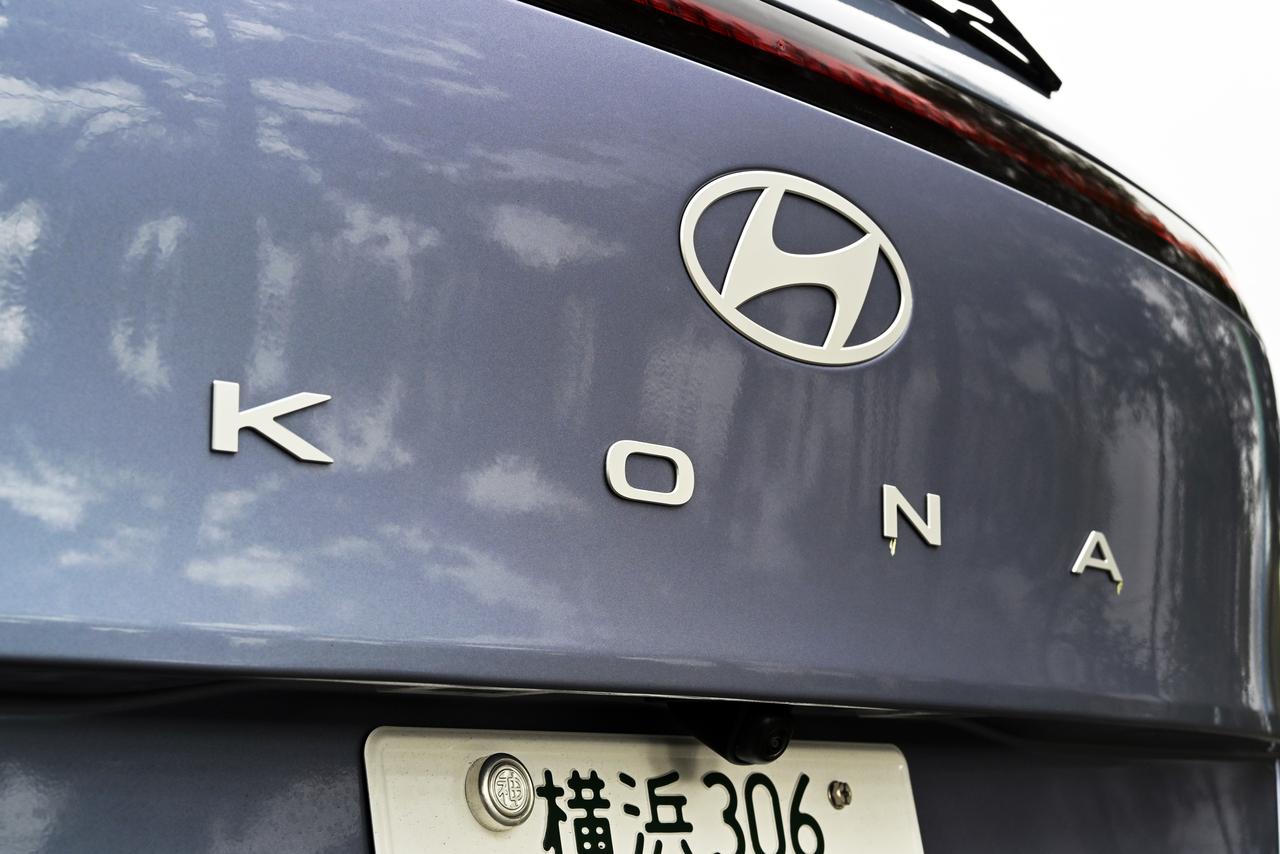 画像: KONAは外観でグレードの違いを見つけることは難しい。ただこのメタブルーパールの外装色はLoungeにしか設定されていない。
