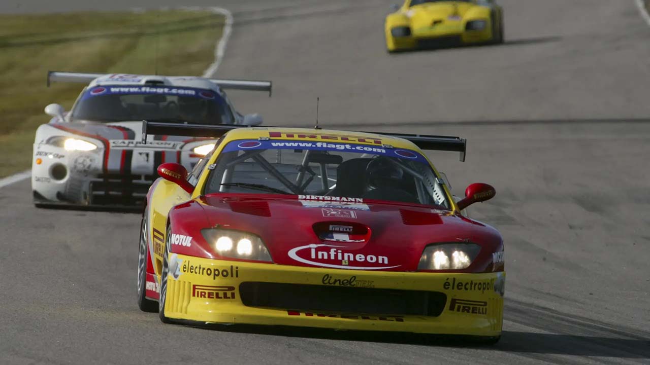 画像: 2003年のFIA GT、スウェーデンのアンダーストルプレースウェイで、総合19位(クラス8位)をゲットしたレース。後ろはバイパーGTS。