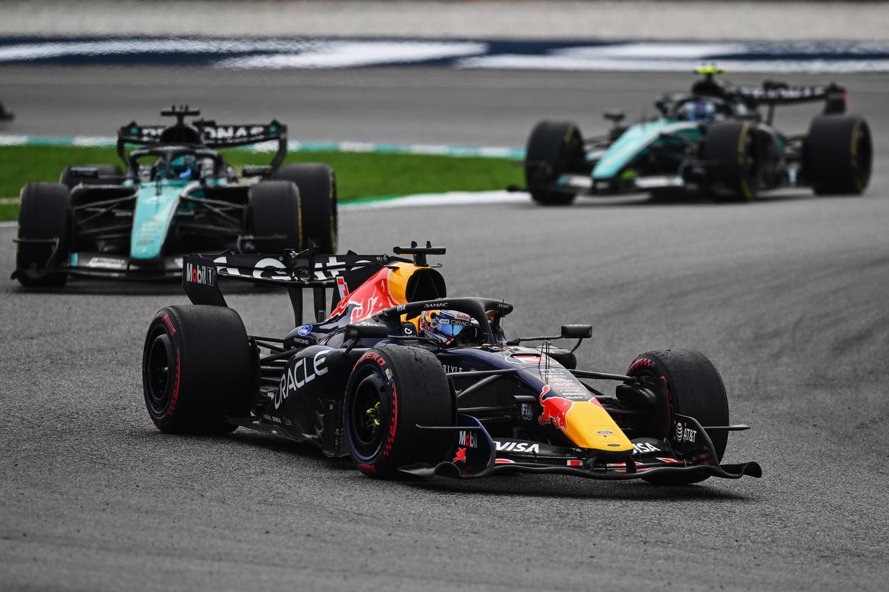 画像: フェルスタッペンは序盤こそメルセデスの2台にリードを許したが、13周めには首位を奪還。その後、バーチャルセーフティカー（VSC）が導入され、さらに2度目のフルセーフティカーへ移行したことでリードが消滅する場面もあったが、最後はアントネッリの追撃を抑え切って勝利を手にした。
