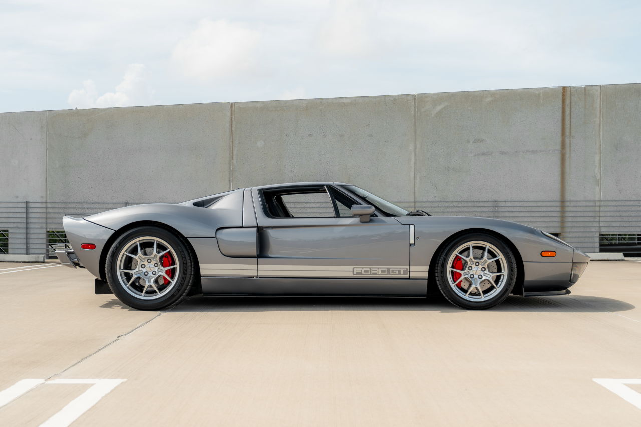 画像2: フェラーリを打ち破った栄光のGT40から38年後に……フォードGTで蘇る伝説のシルエット