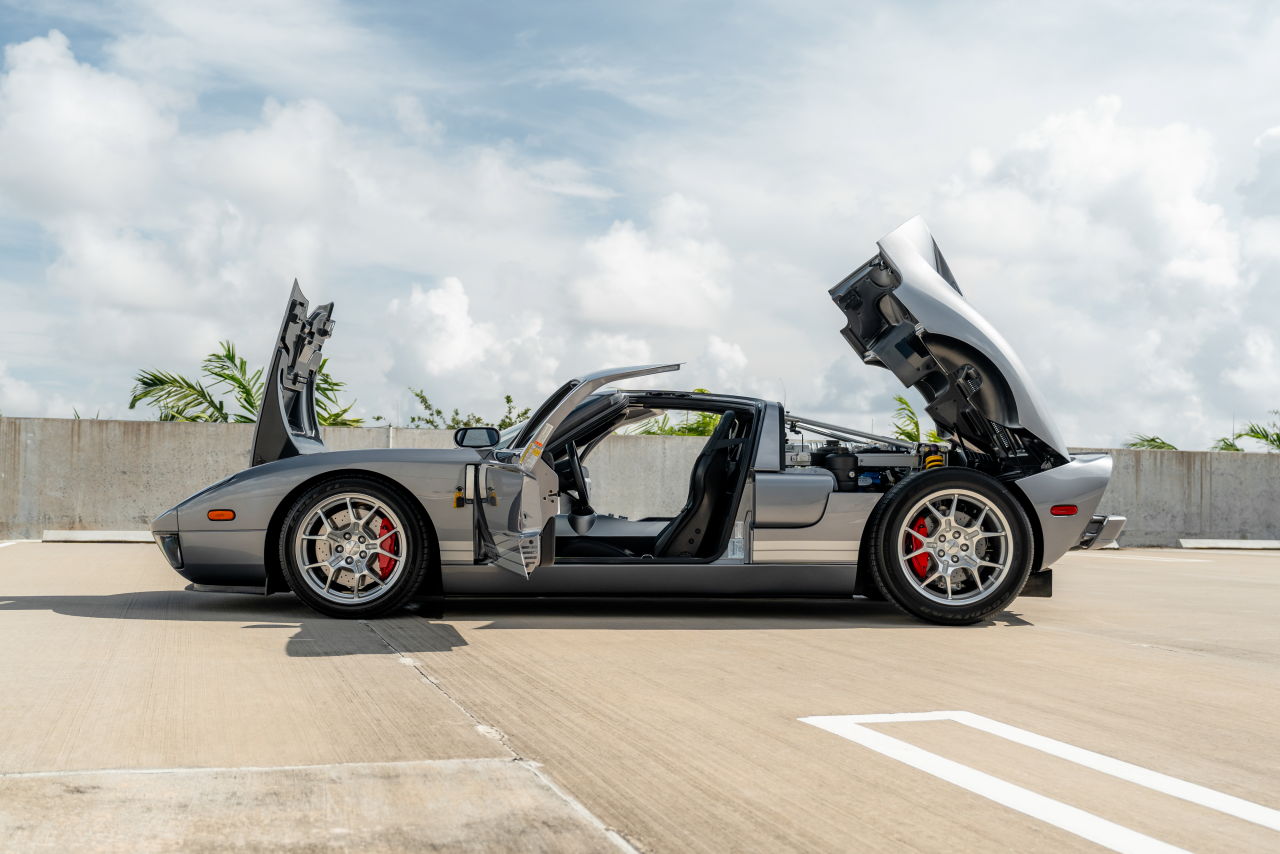 画像: ドアやリヤの開き方はGT40をモチーフにしつつ、フロントには小さなトランクスペースが用意されています。