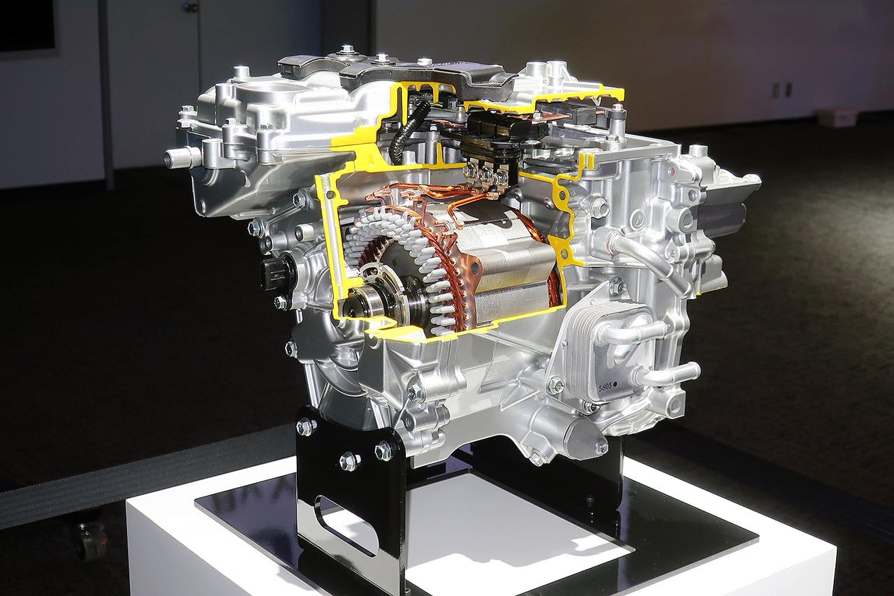 画像: モーター/インバーター/ギア(減速機)を一体化したコンパクトで軽量な油冷方式の「eアクスル」を、eスカイ用に自社開発した。