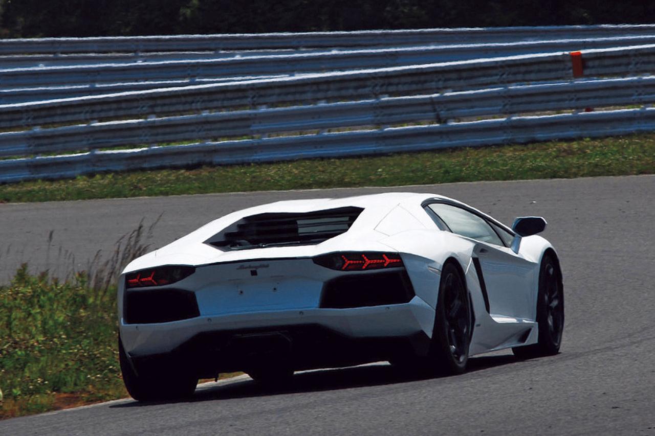 画像: 袖ヶ浦フォレストレースウェイはタイトターンが多いサーキットだが、アヴェンタドールは苦もなくスムーズに曲がってくれた。
