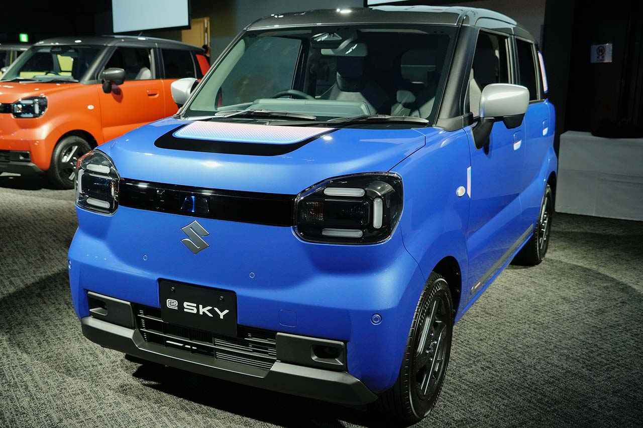 画像: 全高1625mmの標準的な2BOXフォルムを採用したスズキ「e SKY」。デジタル数字風のLEDグラフィックやスズライトをオマージュしたショルダーラインなど、先進感と親しみやすさが巧みに融合している。