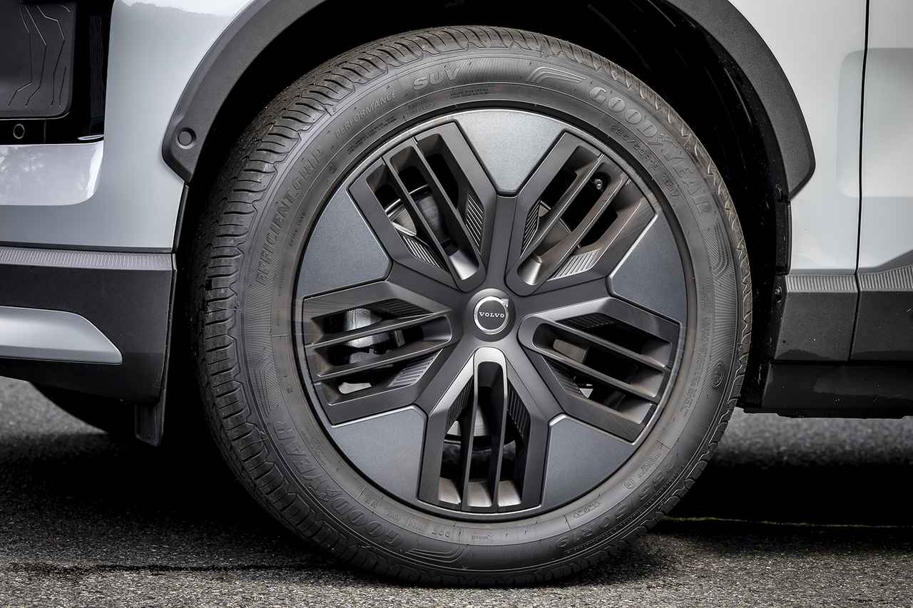 画像 : 6番目の画像 - EX30 Cross Country Ultra P5 Long Range Electric 特別仕様車 - Webモーターマガジン