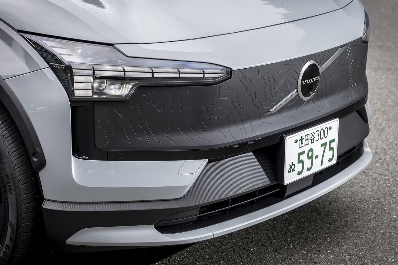 画像: ボルボ車のアイコン「トールハンマー」意匠のヘッドライト。グリル部にはスウェーデンの最高峰ケブネカイセ山の座標と等高線がモールドされている。