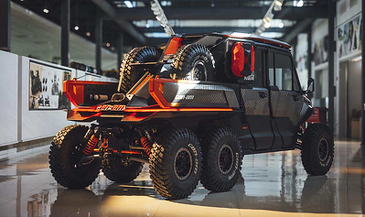 画像: 後ろから見たDefender Prerunner。荷台に予備のタイヤが2本立つ