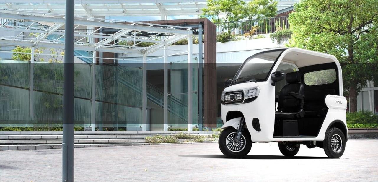 画像: VIVEL TRIKE。前に1輪、後ろに2輪の車体が、屋根と前面の窓を備える