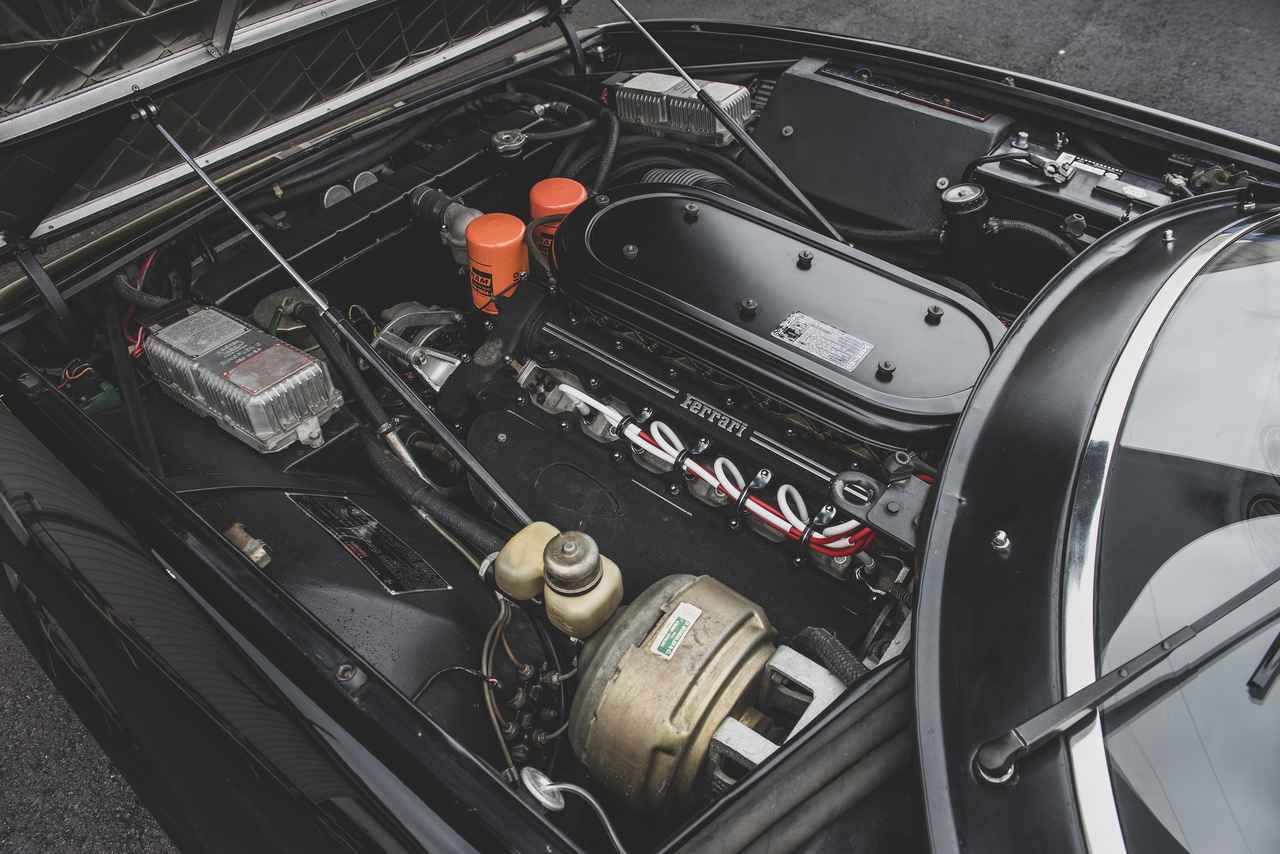 画像: 4.4LのV12DOHCを長いノーズに搭載。完調であればスペックに違わぬ350ps超を味あわせてくれる。