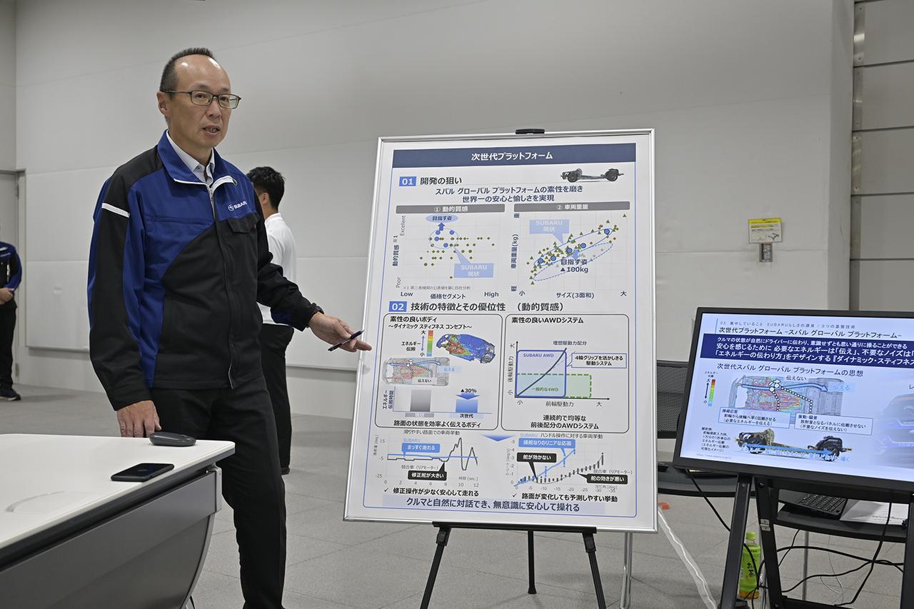 画像: CAE解析による動的質感向上の解説を行う技術スタッフ。