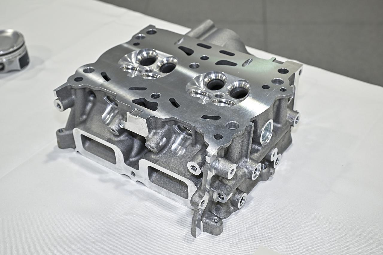 画像: 熱効率50％を目指すための新たな技術が盛り込まれたBOXERのシリンダーヘッド。