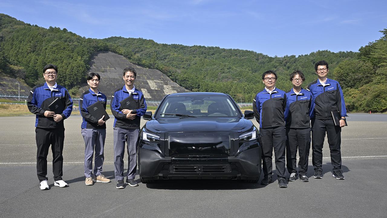 画像: 独自開発BEVの1次試作台車とその開発メンバー。