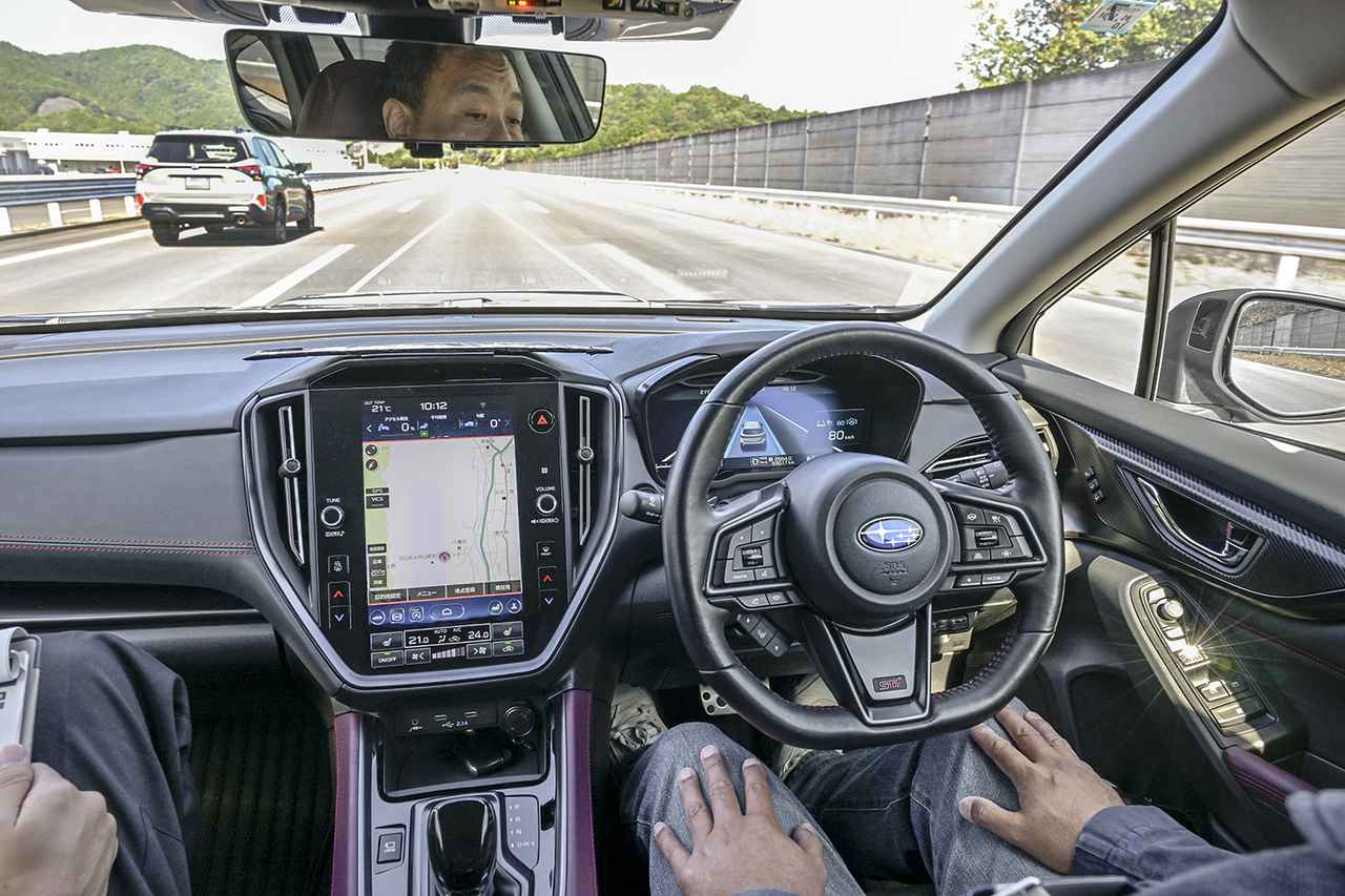 画像: ハンズオフ状態で前走車を検知して右車線に自動でスムーズに車線変更してくれる。