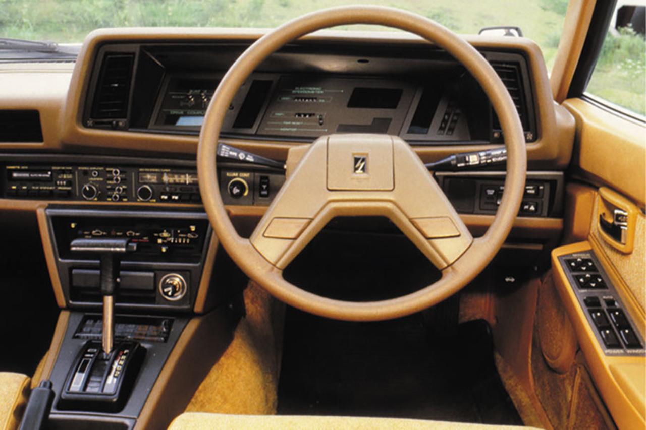 画像: 【デジタルメーターを装備したインパネ】 1981年のマイナーチェンジで登場したデジタルメーター仕様。音声で車両情報などを知らせる先進的な装備も採用された。