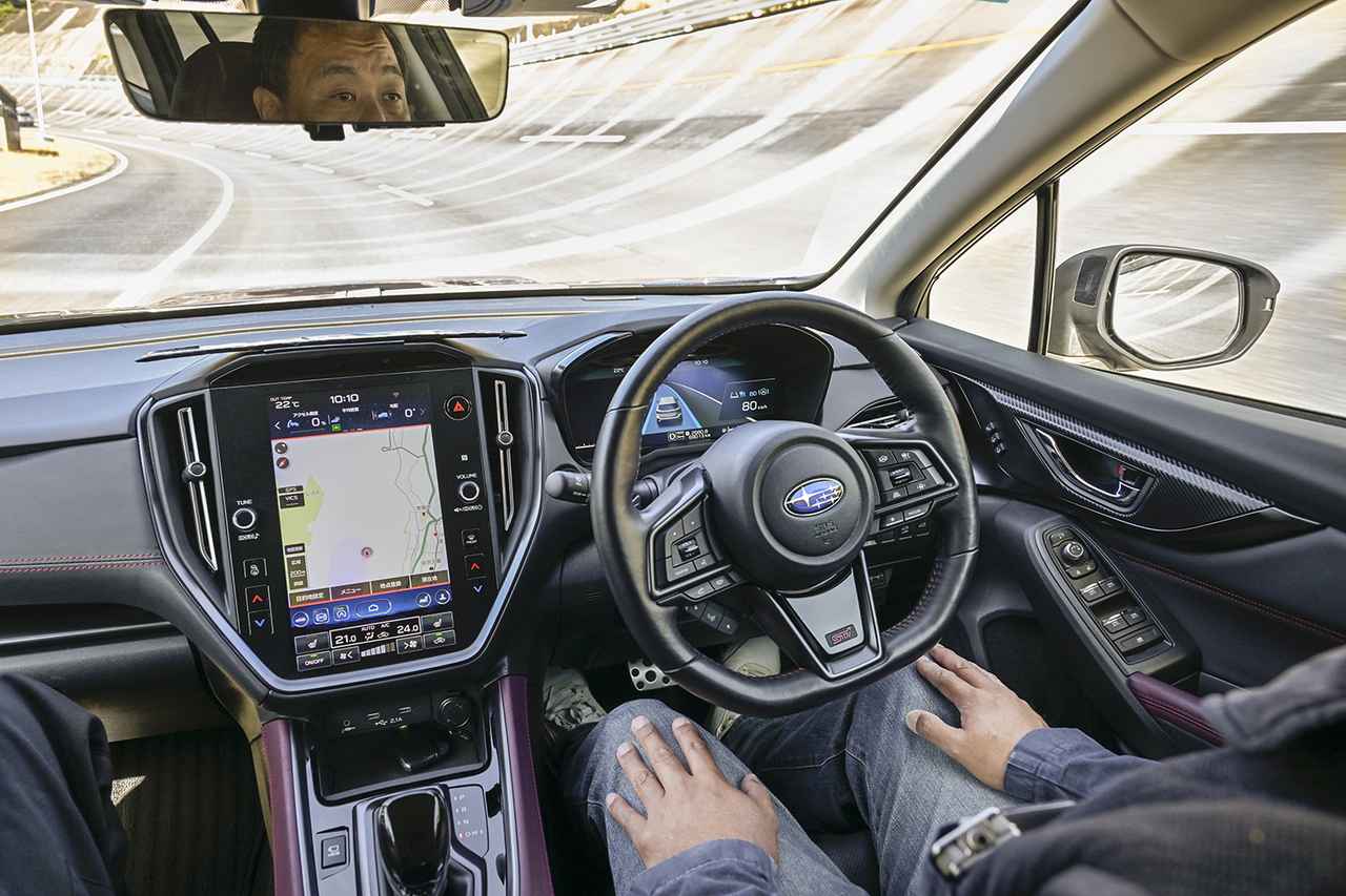 画像: ハンドルから手を離したハンズオフ状態で周回路を80km/h走行する様子。
