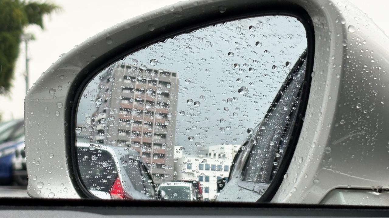 画像: 「効果がスゴい⋯」貼るだけで邪魔な水滴がつかない！ 簡単施工で高耐久、コスパのいい［AQ. 超撥水サイドミラー用フィルム］ - Webモーターマガジン