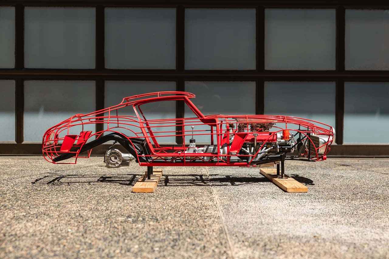 画像: 1/3スケールと聞かなければ、実車のスケルトンと見まごう仕上がり。SWB独特のカーブを描いたフェンダーラインも見事に再現。