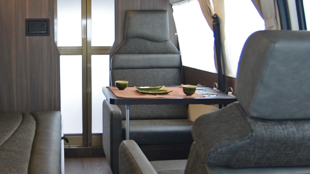 画像: 「ウソだろ…」これがトヨタ・ハイエース? まるで豪華ホテルのような車内がスゴい! シャワーまで完備したモデルも選べる、レクビィのキャンピングカー3モデルを紹介! - Webモーターマガジン
