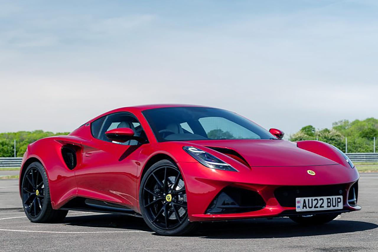 画像: ミッドシップ プレミアムスポーツカーのロータス エミーラ。