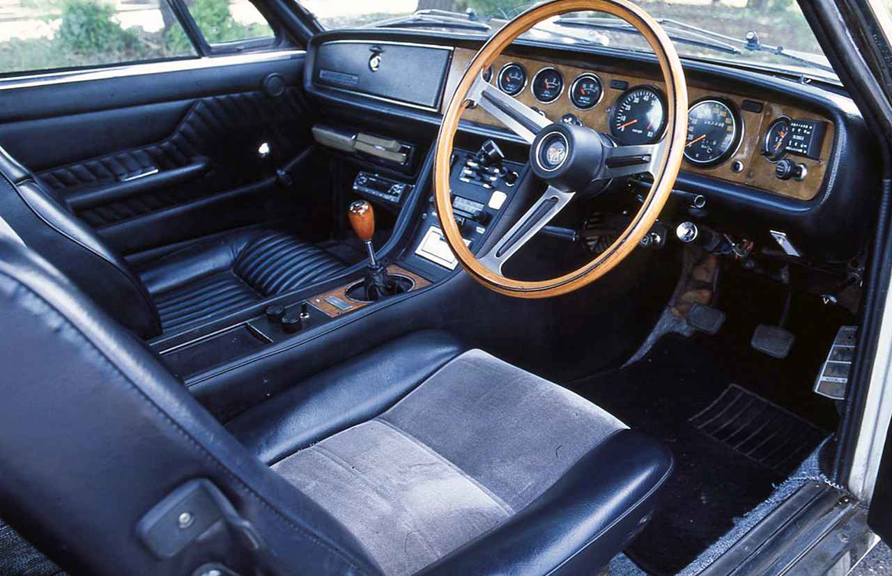 画像: 高級スポーツカーにふさわしいインテリア。カタログ上は4人乗りだが実質2+2だった(写真の運転席シートはノンオリジナル)。