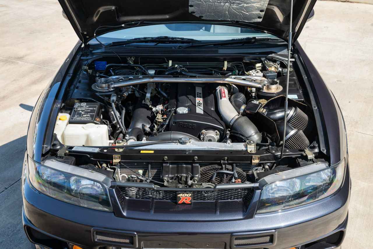 画像: 初代R32から、このR33ベースでもGT-Rのエンジンはスカットルに食い込むかのようなフロント・ミッドシップがよくわかるカット。