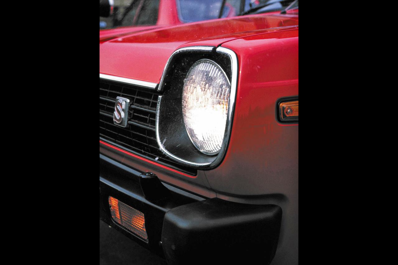 画像: 初期型のヘッドライトは親しみやすい丸型2灯。1980年のマイナーチェンジで角型2灯に変更され、フロントマスクの印象が大きく変わった。