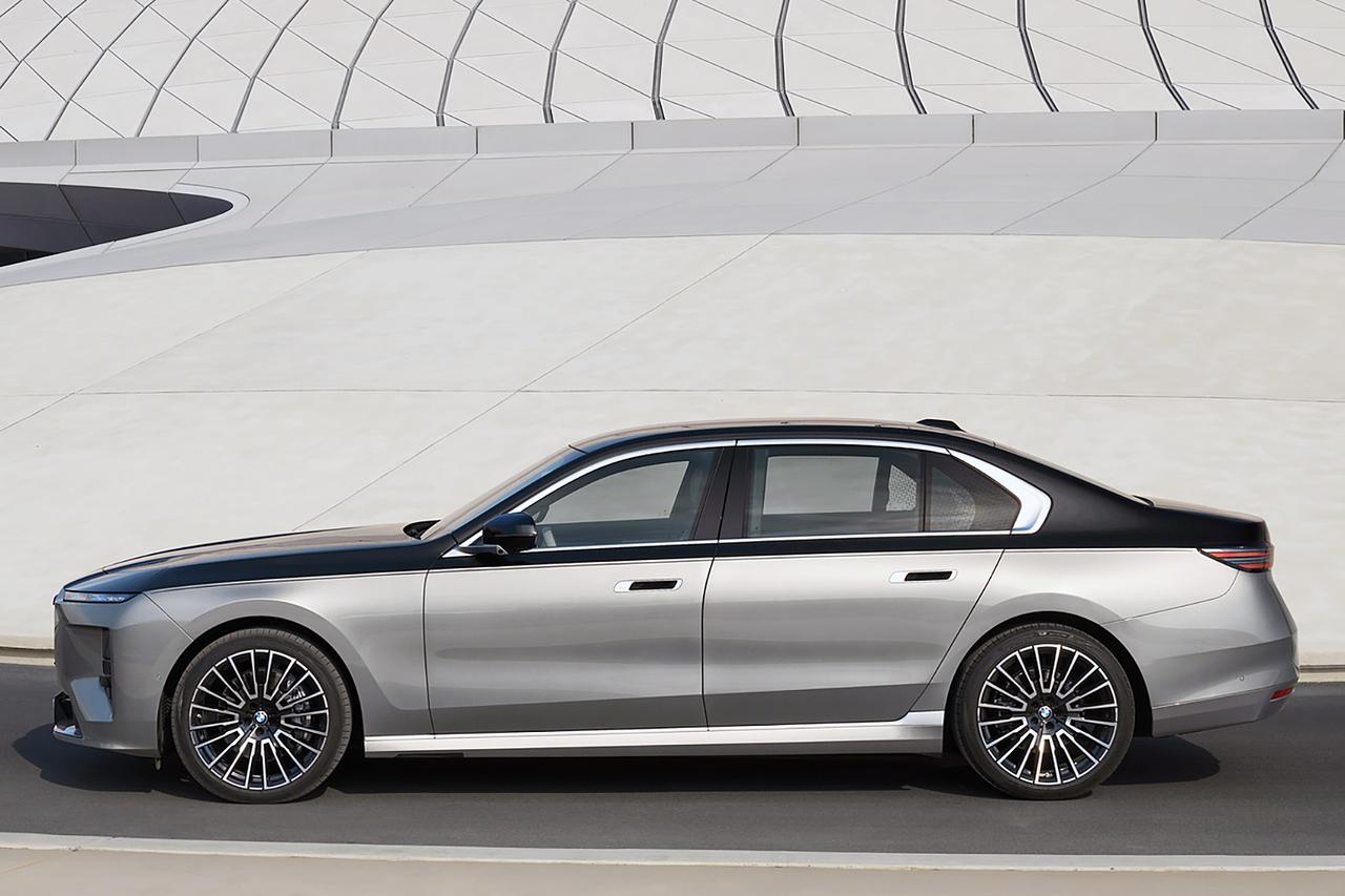 画像: 量産車でありながら、一人ひとりの個性に合わせて色を選ぶことができる、BMWインディビジュアル2トーンペイントも採用。