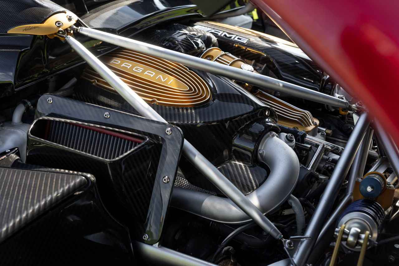 画像: AMGがパガーニのためだけに仕立てた6リッターV12エンジン。車体中央の構築的な眺めもこのクルマの魅力のひとつでしょう。