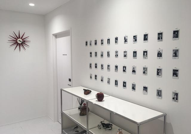 画像: 一部のお客様にはインスタントカメラでのスナップ撮影をお願いいたしました。オフィスのエントランスに飾らせていただいております。(今後もTHE FACTORYにご来訪いただきましたお客様には、スナップをお願いするかもしれませんので、よろしければ是非ご協力お願いいたします)