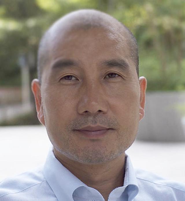 画像: 井上 英昭 福岡市出身。明治大学法学部卒業。1984年米国コンピュータメーカーの日本法人(日本DEC)に入社、1995年に日本オラクル入社。営業部長としてアライアンス事業やERP・サプライチェーンマネジメントの事業推進を担当。2000年に携帯電話を活用したモバイルマーケティングSaaS(ASP)の必要性を感じ、ビートレンド株式会社を創業し、代表取締役就任。現在は、スマートCRMを提唱し、顧客管理サービス「betrend」をBtoC企業に幅広く提供している。著書に「モバイルコマース&プロモーション(宣伝会議)」。趣味は剣道、スキンダイビング、作詞、絵画など。