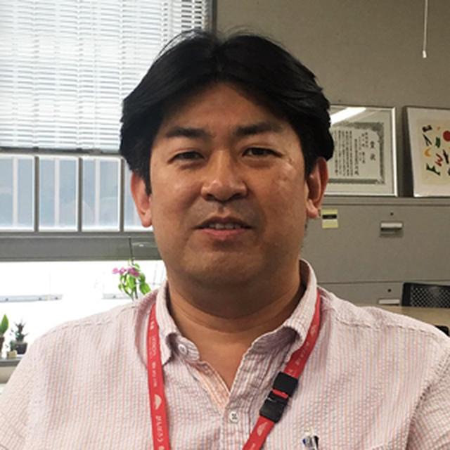 画像: 佐藤 篤 株式会社日立製作所 システム&サービスビジネス統括本部 コーポレートコミュニケーション本部 広報部 担当部長 1991年 株式会社日立製作所入社 本社宣伝部配属 各事業宣伝を担当 1991年~1994年 計測機器ほか(電子顕微鏡、計測・分析機器、血液自動分析装置、MRIほか)広告制作出稿、展示会 1994年~1997年 家庭電気製品(家事調理家電、AV機器、空調、理美容、照明ほか)キャンペーン、TVCM、タレント契約 1997年~2000年 宣伝部管理業務を担当(各種契約、受発注管理、固定資産管理、国内外ネオン看板、支社地域宣伝支援ほか) 2000年~2006年 Webサイト運営(企業宣伝連携Webサイト、日立の樹Online、日立Now(テーマ映像による事業紹介)ほか)機関誌(日立評論、雑誌ひたち)編集、関連イベント企画、運営(日立評論1000号記念フォーラム)ネオン看板(通天閣ほか国内、海外)設置、管理、改修ほか 2006年~2013年 情報系事業宣伝部に異動 プライベートショー「日立uValueコンベンション」取り纏め(2006年~2012年)(現Hitachi Social Innovation Forum)(2010年7月日立製作所創業100周年記念イベントを取り纏め 企画、実施)2011年10月仙台市内にて9日間連続の日立単独の震災復興支援イベントを取り纏め、企画、実施) 2013年~2018年 ブランドマネジメントグループに異動 Executive Foresight Online(EFO) の前身を企画立案、運営を開始日立ブランド及び製品ブランド管理 2018年4月~現職 EFO企画運営、情報系機関誌(Realitas、はいたっく)2誌の編集、社内広報ほか