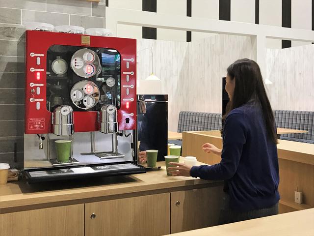 画像2: 高い天井にグリーン、こだわりのコーヒー