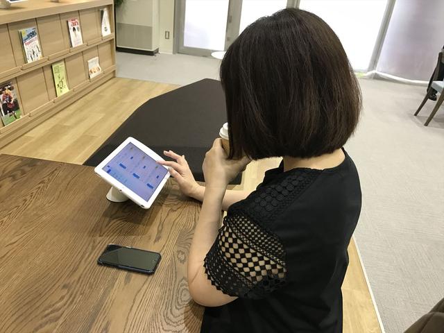 画像: 求人情報はiPadでチェック、その場で気軽に相談