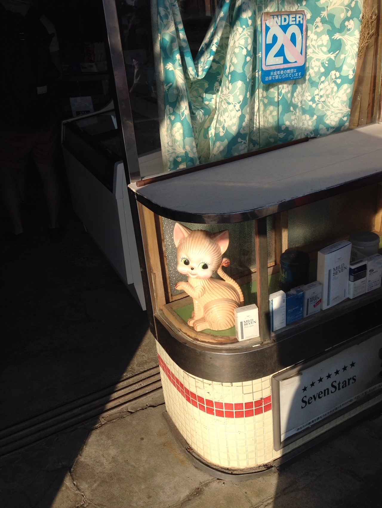 画像: タバコ屋のレトロな猫