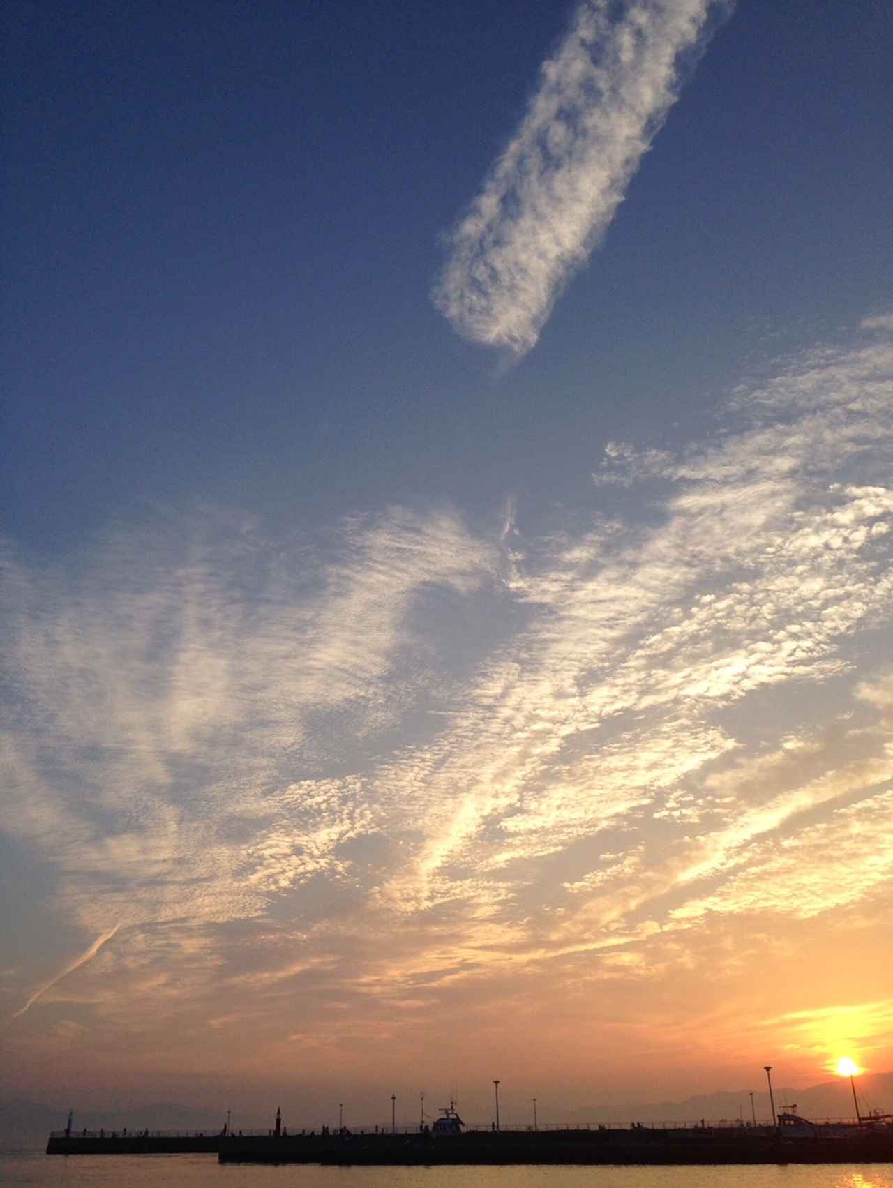 画像: 夕焼けがきれいな江の島の海!
