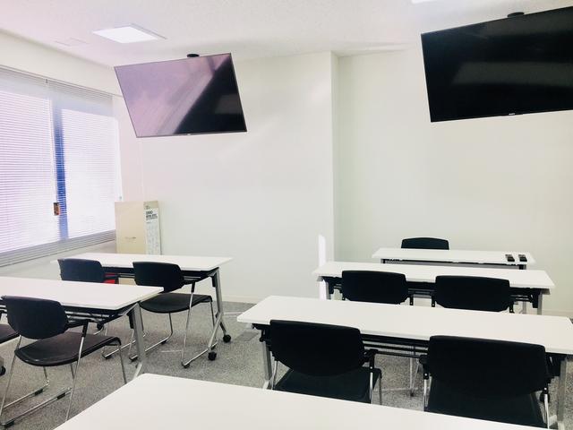 画像: テレビモニター付きの研修ルーム