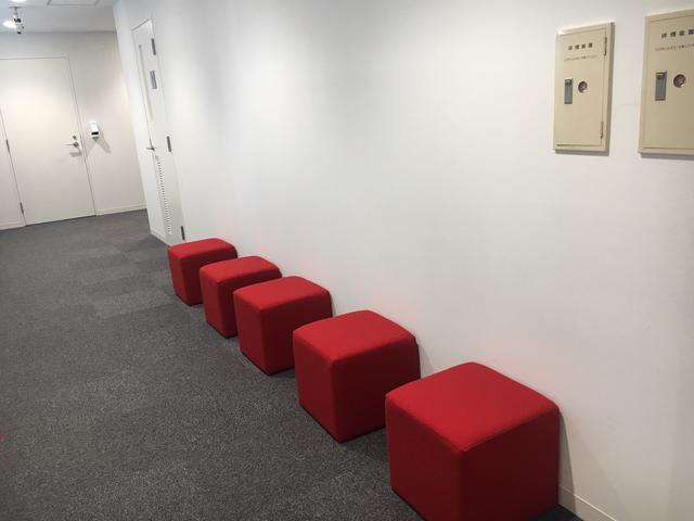 画像1: 待合・休憩席は鮮やかな赤