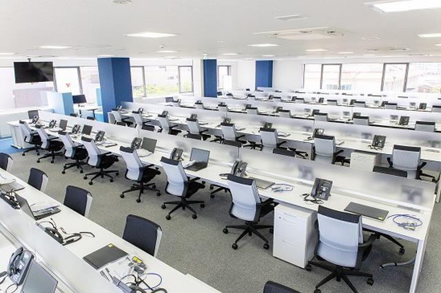 画像: 天井に埋め込み式の加湿器が設置されている執務室