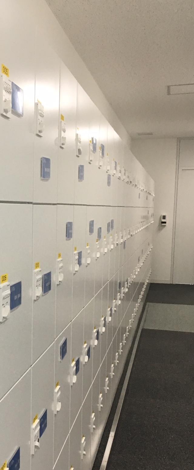画像1: ネームカードを付けられるロッカー、便利なコートハンガー
