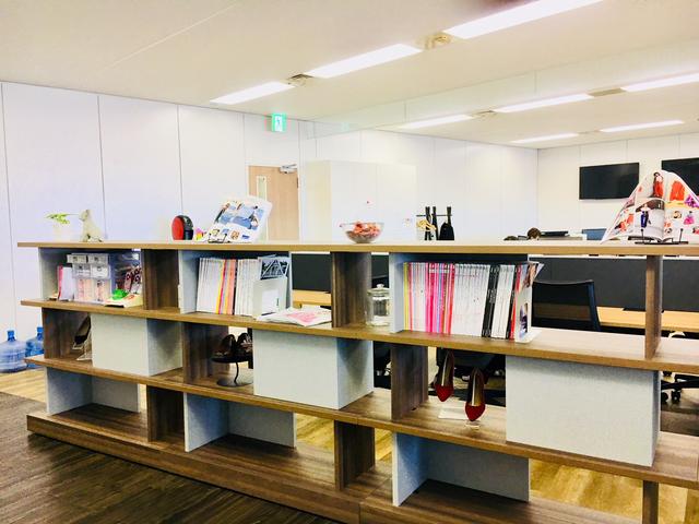 画像1: 本棚には有名ファッション誌がこんなに!