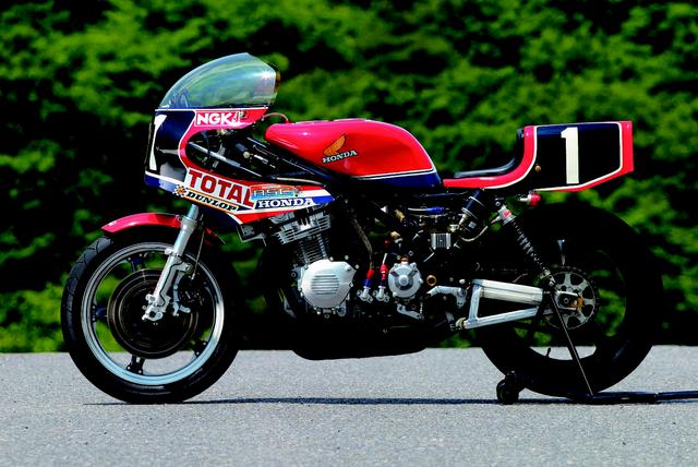 画像: RS1000は、スーパーバイクレギュレーションより車体の改造の自由度が高かったTT-F1規定で作られている。フレームはCB900F同様ダブルクレードル式だが、RS1000用はクロモリ鋼製で、形状もCB900F用とは異なる。フロントフォークのアクスルホルダーは、タイヤ交換に有利なクイック式。リアスイングアームはアルミ合金製。