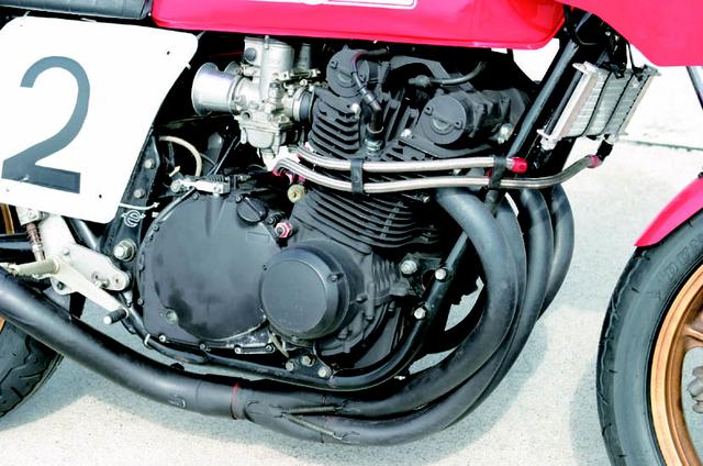 画像: AMAスーパーバイク用のスプリント仕様をベースに開発された8耐用ヨシムラGS1000。キャブレターはAMA用の京浜(現ケーヒン)CR31mm径から、ミクニ改29mm径に変更。エキゾーストはヨシムラを代表するアイテムである「集合管」だ。 オートバイ/モーターマガジン社