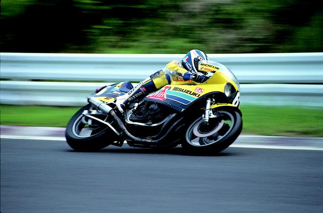 画像: タバコブランドのHBカラーをまとったGS1000R(XR69)を駈るE.モアノー(写真)/R.ユービン組。この年、このコンビは見事世界耐久選手権チャンピオンとなった。 オートバイ/モーターマガジン社