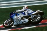 画像: 限定発売されたFZR750R(0W-01)がベースで、高回転化・小型化が進み、30度前傾でエンジンが搭載された。鈴鹿8耐で悲運のヒーローとなっていた平忠彦が、エディ・ローソンとのペアで悲願を達成。そのフェアリングには優勝を祈念する1,000人の名前が記された。 www.suzukacircuit.jp