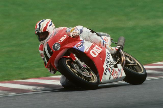 画像: 1991年(第14回大会)FIM 世界耐久選手権シリーズ第3戦 "コカ·コーラ"鈴鹿8時間耐久ロードレースは、RVF750を駆るワイン・ガードナーとマイケル・ドゥーハン(後に登録名をミック・ドゥーハンに変更)のドリームコンビが、3年目のチャレンジでついに優勝した。 www.suzukacircuit.jp