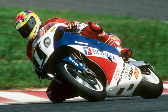 画像: 1992年に塚本昭一により全日本TT-F1チャンピオンマシンとなった。この年は鈴鹿8耐を見据えてタイヤ交換システムに新機構を導入。スーパーバイク世界選手権のスコット・ラッセルとアーロン・スライトでカワサキが初優勝を遂げた。 www.suzukacircuit.jp