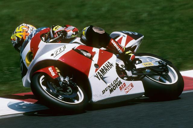 画像: ヤマハにとって、鈴鹿8耐で4度目の優勝マシンとなった。ライダーは新鋭の芳賀紀行とコーリン・エドワーズで、芳賀は当時の最年少優勝ライダーとなり、214周走破は当時の最多周回数と記録ずくめだった。 www.suzukacircuit.jp