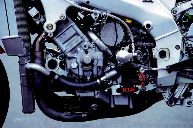 画像: 気筒あたり5バルブの水冷4ストローク並列4気筒DOHCエンジンを搭載。ACGは背面ジェネレーター方式。シフトリンケージには、点火をカットするオートシフターが備わる。乾式クラッチのオペレートは油圧によるもの。スタンダード車(輸出用)の125psを大きく上回る、160ps以上の最高出力を発生した。 オートバイ/モーターマガジン社