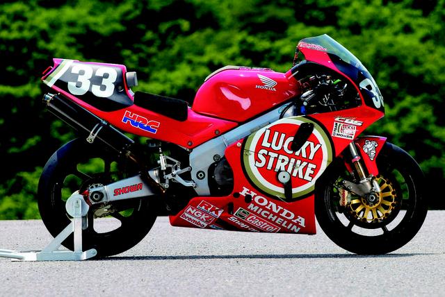 画像: 1994〜1999年の間、RVF/RC45は6大会中5勝という、鈴鹿8耐における驚異的な勝率を記録しました。 オートバイ/モーターマガジン社。