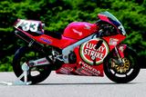 画像: 1994〜1999年の間、RVF/RC45は6大会中5勝という、鈴鹿8耐における驚異的な勝率を記録しました。 オートバイ/モーターマガジン社。